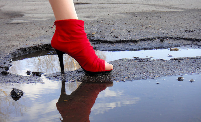 Как получить деньги от чиновников, если повредил машину на плохой дороге?