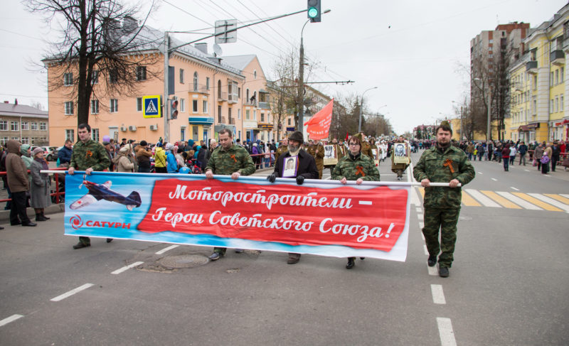 В тылу и на передовой: моторостроители поздравили ветеранов и встали в Бессмертный полк
