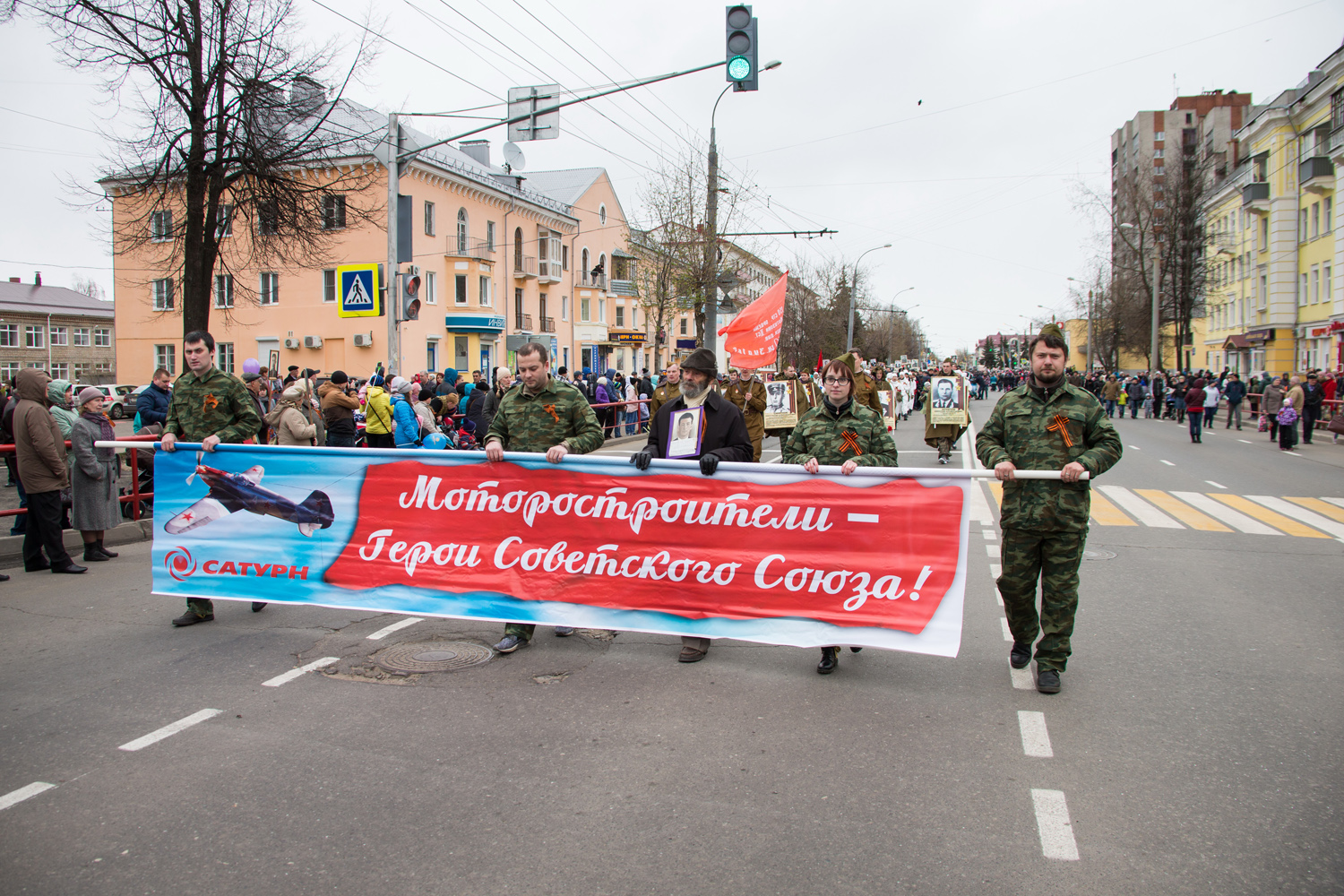 В тылу и на передовой: моторостроители поздравили ветеранов и встали в  Бессмертный полк | Черёмуха