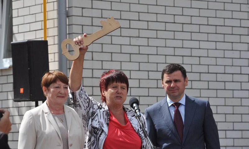 49 семей из аварийного жилья получили новые квартиры в Песочном