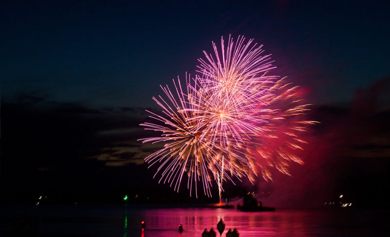 Экскурс в прошлое: Рыбинск отметил юбилей фестивалями, фейерверками и светомузыкальным шоу