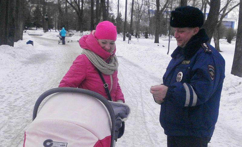 Госавтоинспекция поздравляет рыбинских мам и объясняет ПДД
