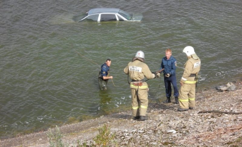 В Рыбинске иномарка съехала в водохранилище