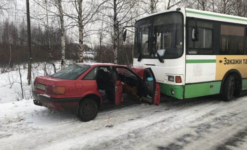 В ДТП с автобусом погибла женщина, трое пострадали