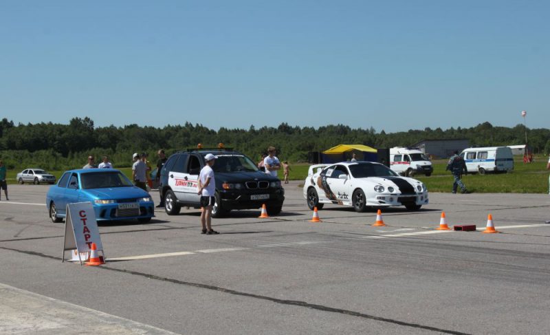 Участники Drag Racing показали мощь и скорость