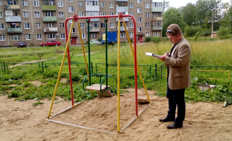Общественники проверили безопасность детских площадок в Рыбинске