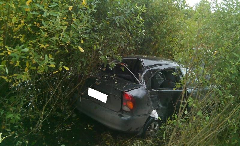 В Рыбинске автомобиль улетел в кювет