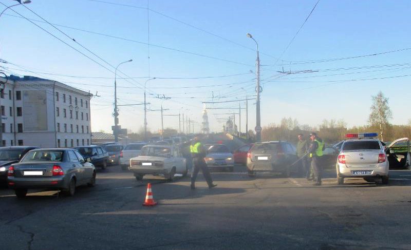 В тройном ДТП на Горького пострадали два человека