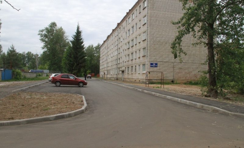 Семь дворов закатали в асфальт. Ремонт продолжается