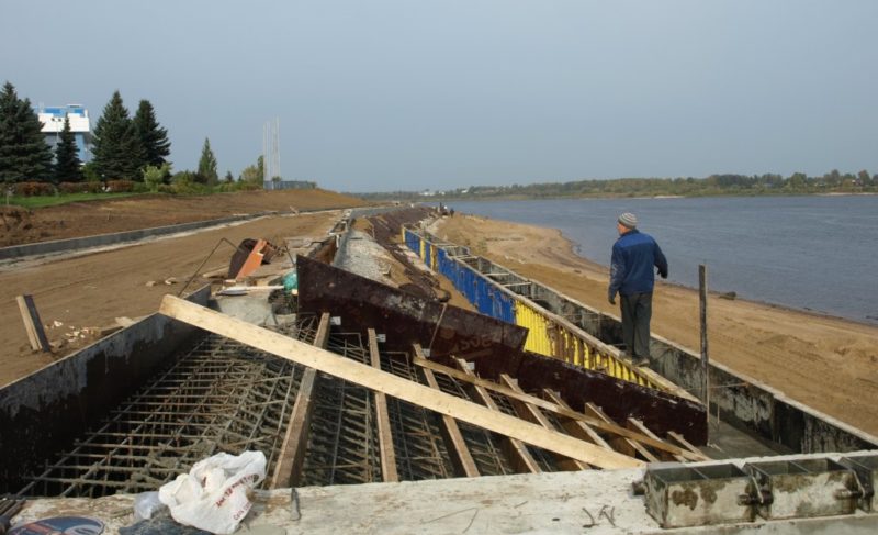 Комиссия из облправительства проверила берегоукрепление в Рыбинске