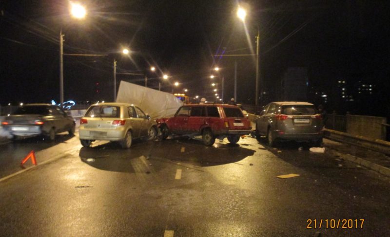 Наезд на пешехода в Волжском и столкновения на Фурманова: сводка дорожных происшествий