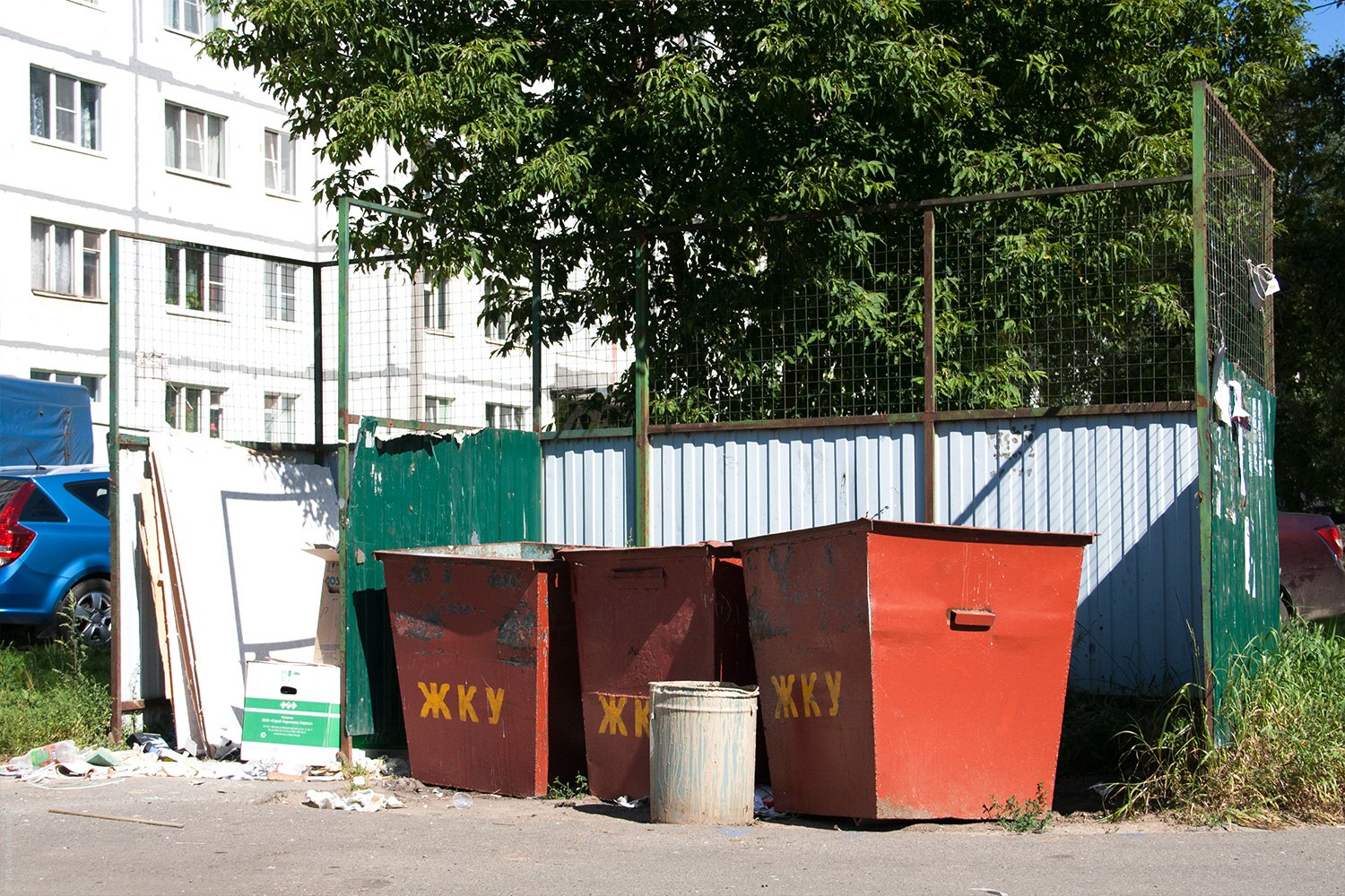 Мусорные баки в москве. Мусорные контейнеры во дворе. Мусорная площадка. Мусорный бак на улице. Благоустройство мусорной площадки.