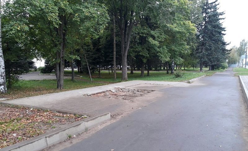 На проспекте Серова пропала остановка с банкоматом. Администрация знала, но ничего не сделала