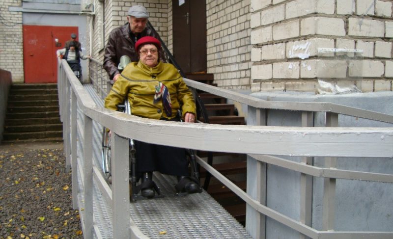 Салон красоты два года не давал построить пандус. Жители дома выиграли суд, но салон не сдаётся