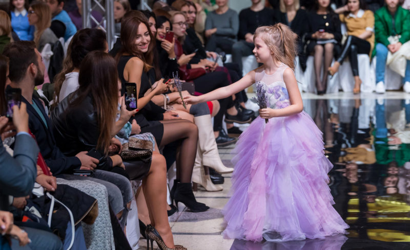 «Все ткани красили вручную»: модельер из Рыбинска представила свою коллекцию на неделе моды в Сочи