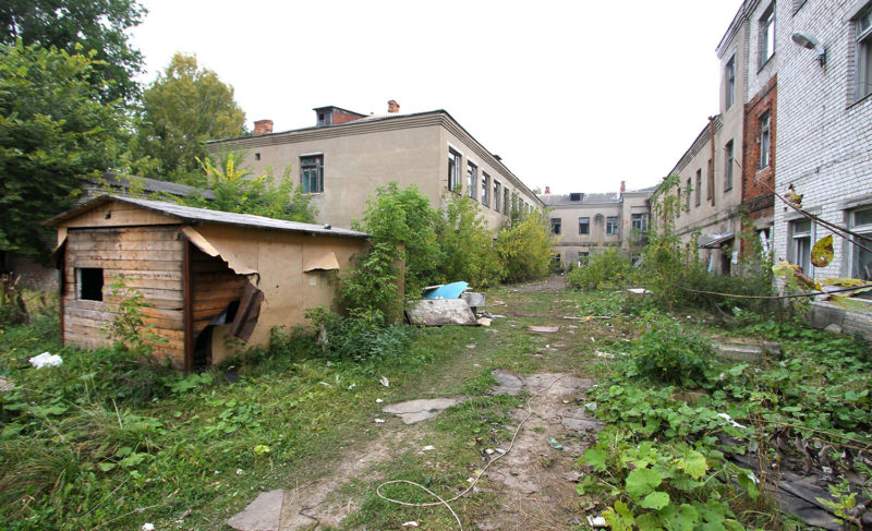 Администрация Рыбинска уверяет, что в здание, откуда упал подросток, доступа нет