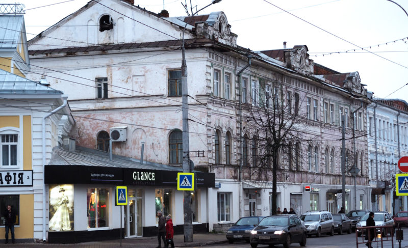 «Знакомство с дождём стало практически интимным». Как выживают люди в разрушающемся особняке в центре Рыбинска