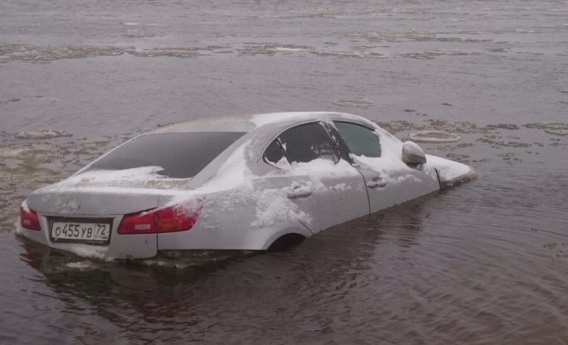 Паркуйтесь правильно. В Рыбинске Волга унесла Lexus