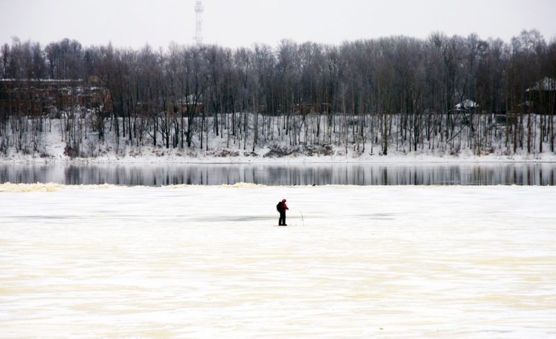 Рыбак из Тутаева заблудился на льду Рыбинского водохранилища