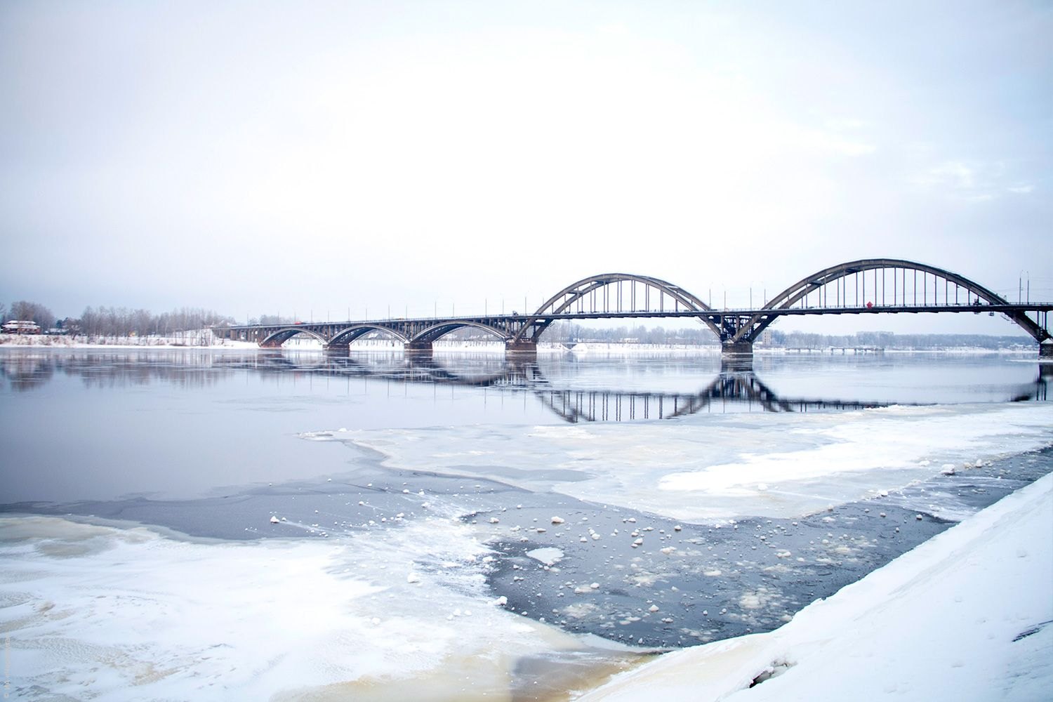 Около 0. Лондон река зимой. Мост Саратов оттепель.