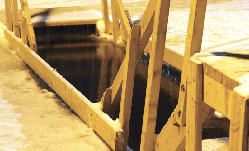 В прорубь — по деревянным мосткам. В Рыбинске организуют крещенскую купель