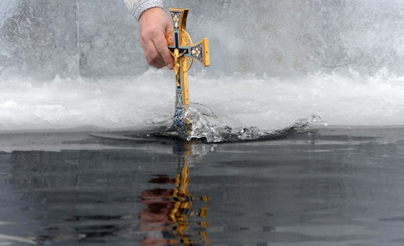 Сила духа, закаливание или фото для соцсетей: что заставляет людей купаться в ледяной воде?