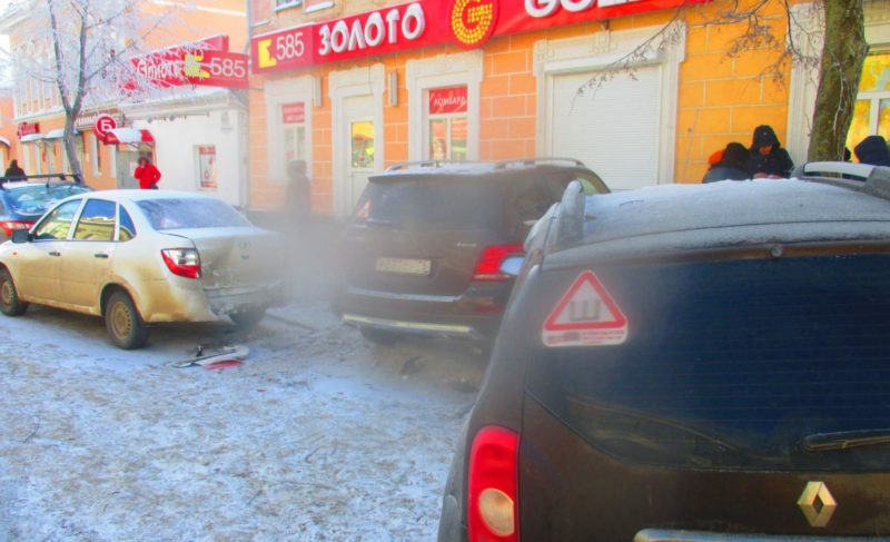 Иномарка врезалась в стену ювелирного салона. ДТП с участием четырёх авто