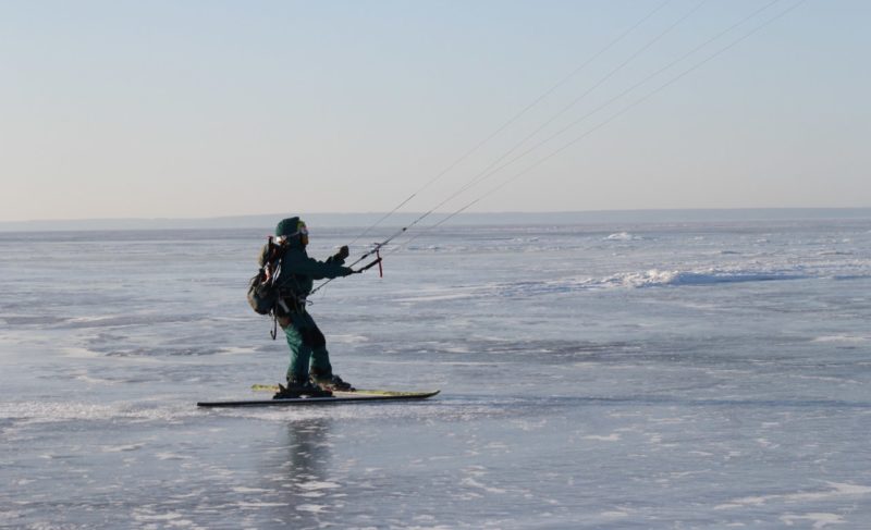 Экстрим и белый простор: на Рыбинском водохранилище прошёл кайтовый марафон. Впечатления участников