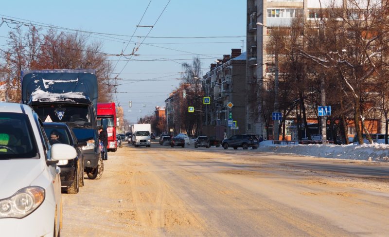 «Вы сначала движение отрегулируйте, а потом мат запрещайте». Рыбинские водители о «кругах», светофорах с отсчётом и катастрофической нехватке парковок