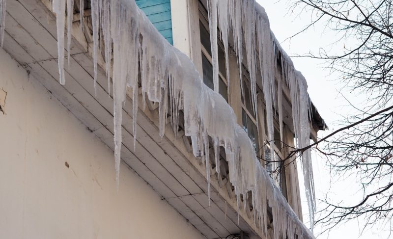 По сообщениям о сходе снега с крыши на Герцена в прокуратуре начали проверку. В администрации Рыбинска пообещали найти владельца здания