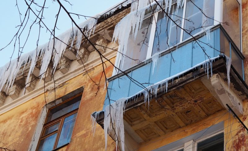 Снег на крыше или во дворе. Куда и как сообщить о плохой уборке в Рыбинске