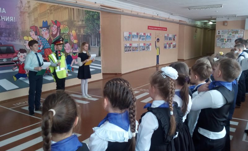 Учёба с погружением: в рекреации школы № 32 появились перекрёстки и «зебры»