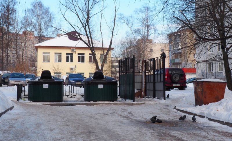 Жители двора в Зачерёмушье установили заглублённые контейнеры. И, кажется, довольны