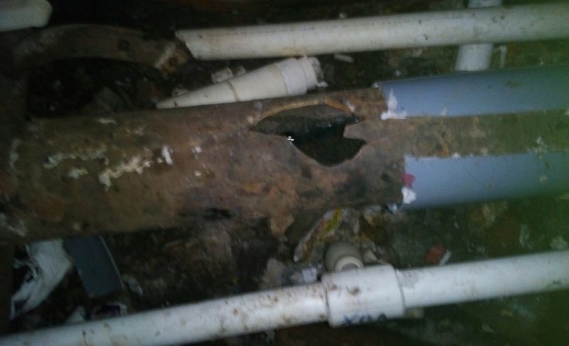 Дыра в трубе: в одном из домов на улице Свободы канализационные стоки затопили квартиры