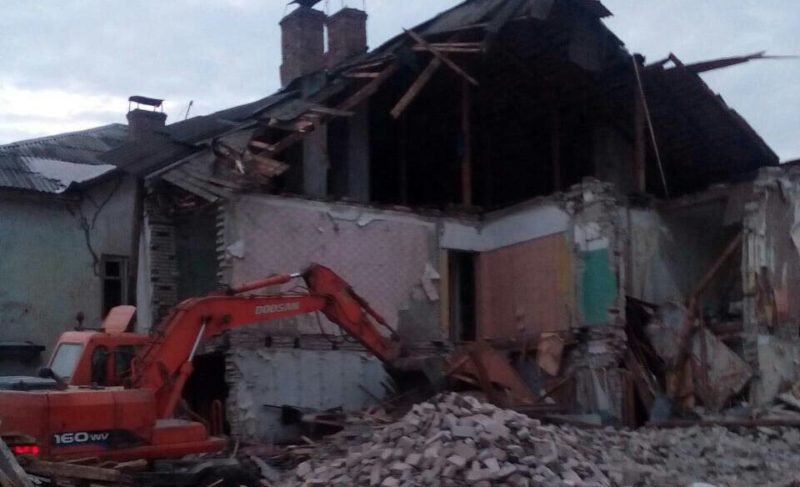 В Рыбинске предприниматель сносит ветхие здания. За кирпичи