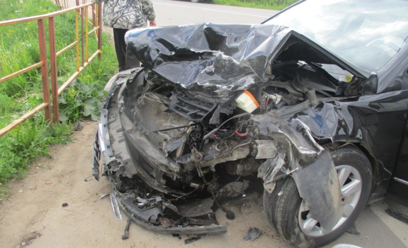 В столкновении двух авто пострадали четыре человека. Один из них — пешеход