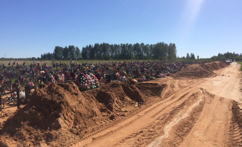 Участок Южного кладбища осушают. Весной его затопило