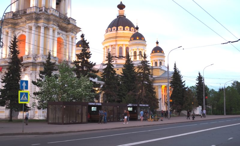 Одна площадь. Три остановки — в ассортименте