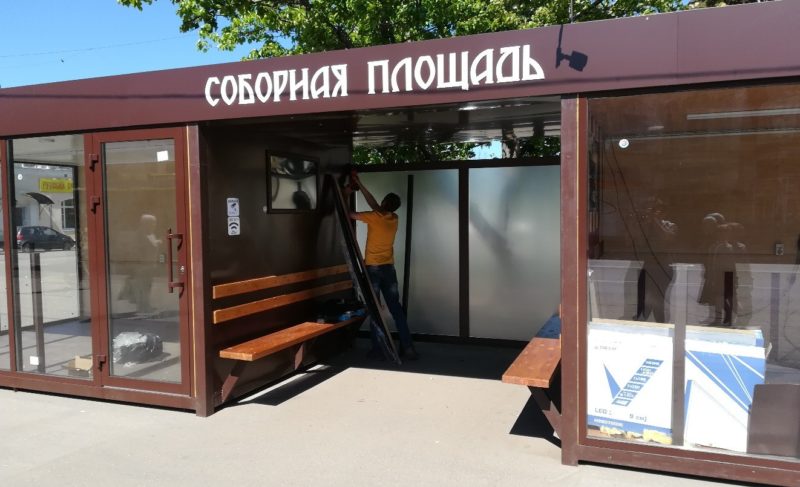 Вандализм и случайность: новую остановку на Соборной площади пришлось ремонтировать