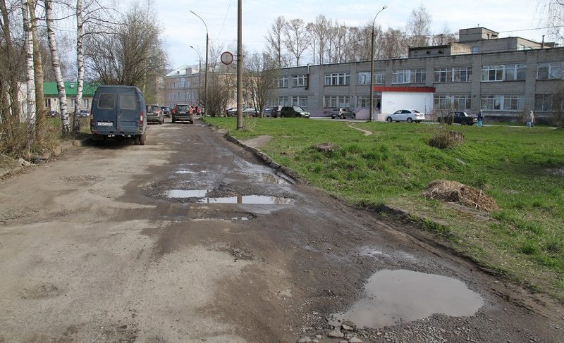 В Больничном городке починят основной проезд. На остальных дорогах только заделают ямы