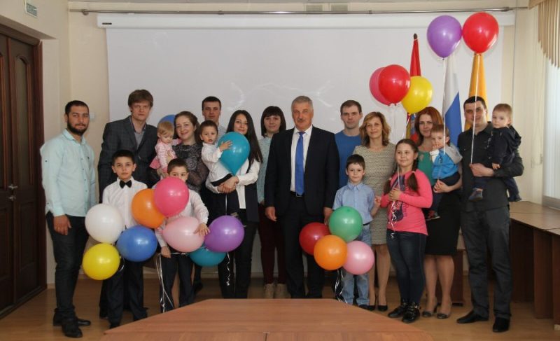 В Рыбинске пять молодых семей получили жилищные сертификаты. Они стояли в очереди несколько лет