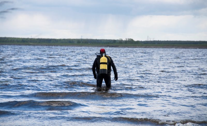 Дайверы подняли со дна водохранилища бутылки, сети и пакеты. Фоторепортаж с экологического субботника