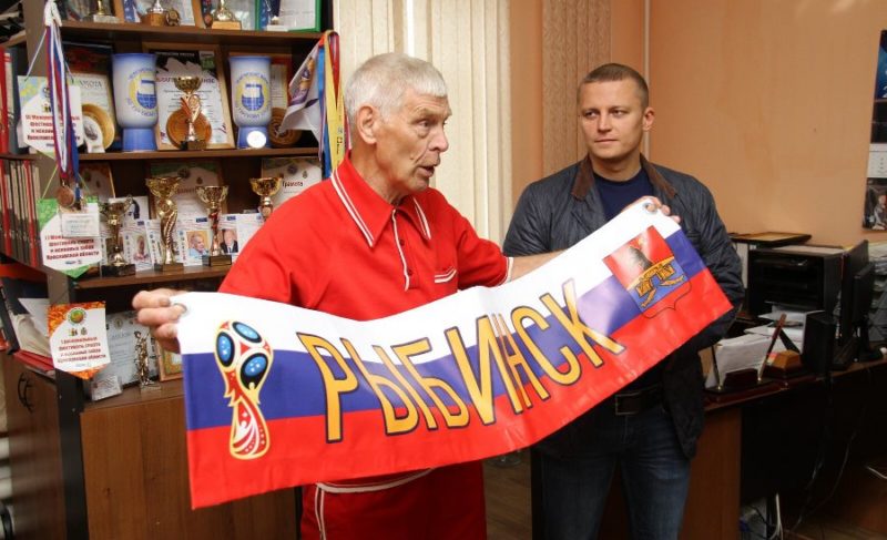 Пенсионер из Рыбинска поддержит российскую команду по футболу. Баннер с результатами матча он подарит музею