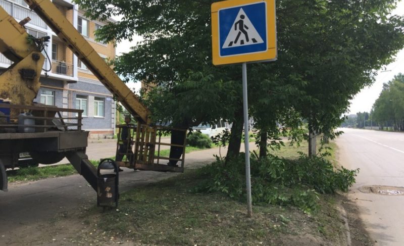 В Рыбинске начали выпиливать аварийные деревья. На это потратят полмиллиона