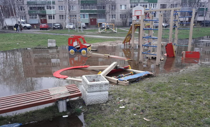Детям здесь не место! Кто отвечает за игровые площадки?