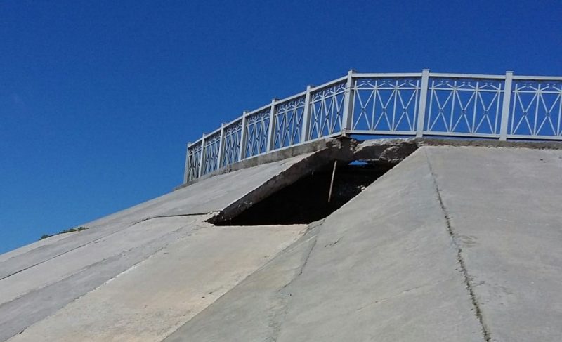 На набережной в Волжском отвалился кусок плиты. Что говорят в администрации?