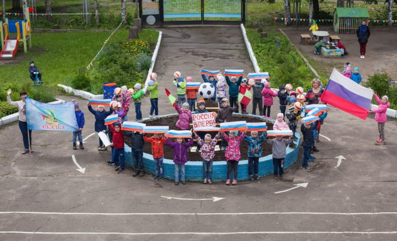 Сотни рыбинцев, три памятника и даже лошади. В Рыбинске провели фотофлешмоб к чемпионату мира по футболу