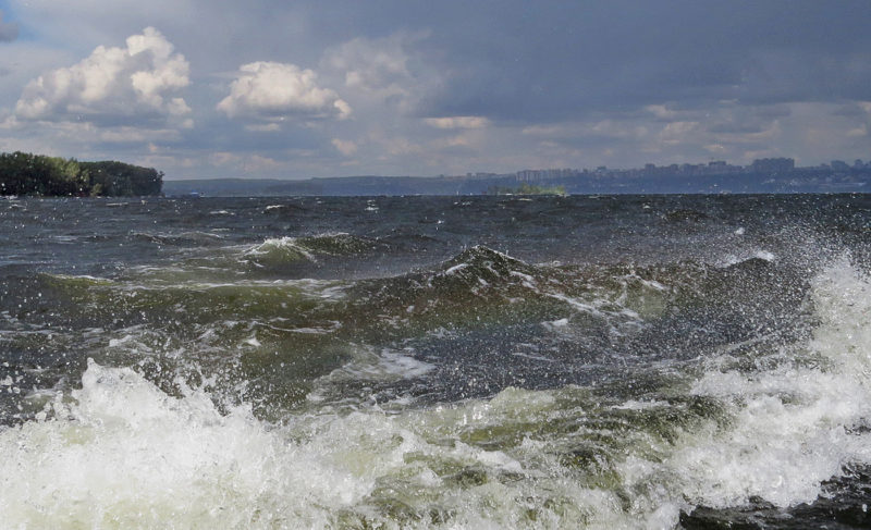 На Волге из-за волн перевернулась лодка с рыбаками. Людей спасли