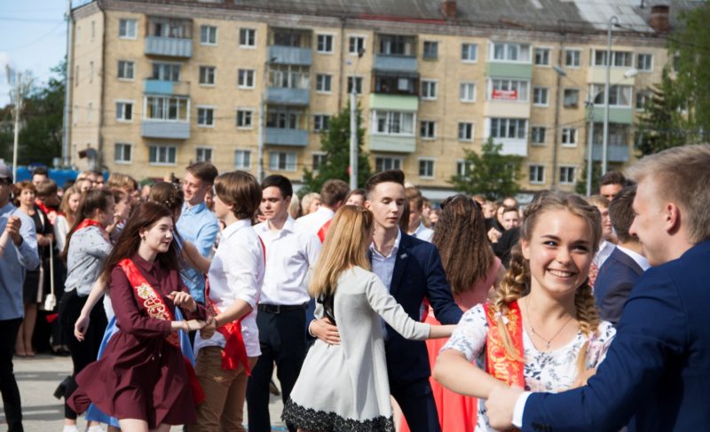 В добрый путь! Сотни рыбинцев попрощались со школой. Фоторепортаж