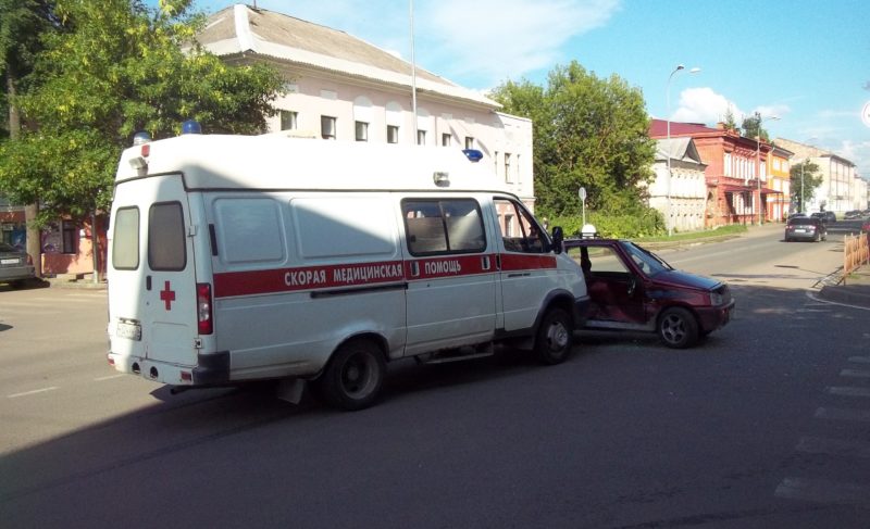Столкновение со скорой и наезд на препятствие — сводка ДТП